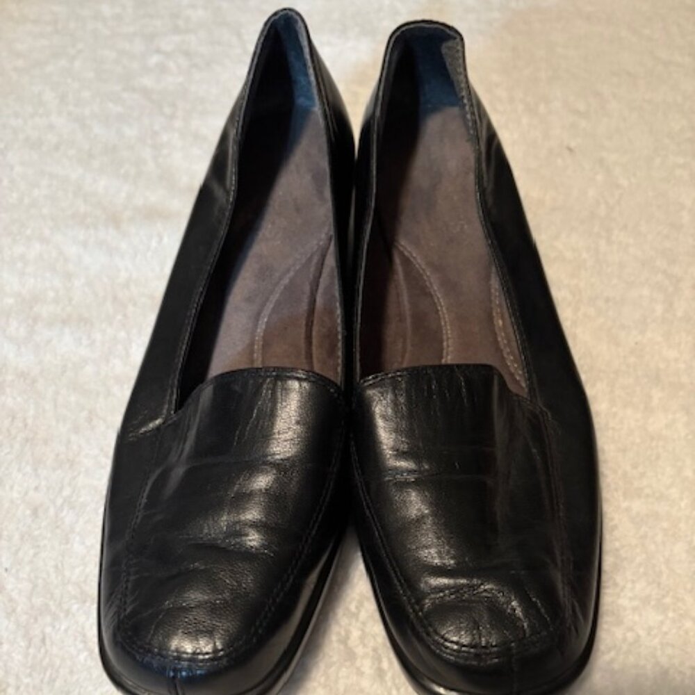 AeroSoles Woman's Black Leather 7.5 Heelrest Loafer Shoes.